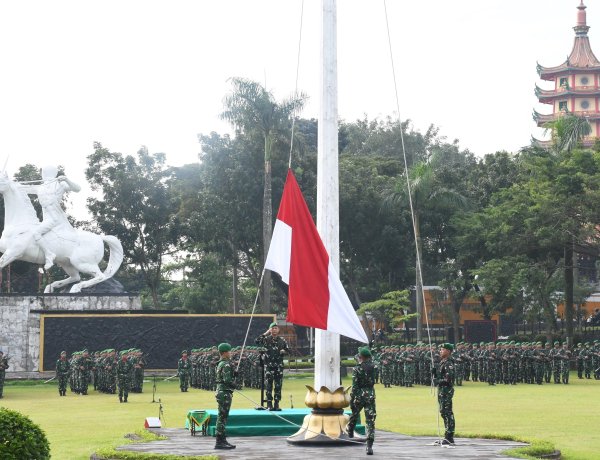 Pimpin Upacara 17-an di Semarang, Pangdam IV/Diponegoro Tekankan Profesionalisme Prajurit dan Bijak Bermedia Sosial
